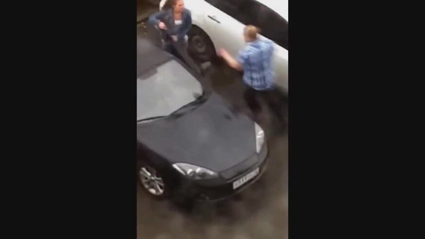 Rusia: Un hombre golpeando a su novia en la calle
