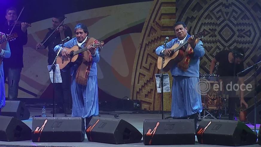 Los Manseros Santiagueños en el cierre de Cosquín