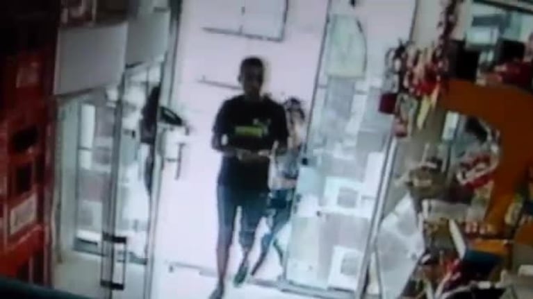 Así roban una chica y dos hombres en Alberdi