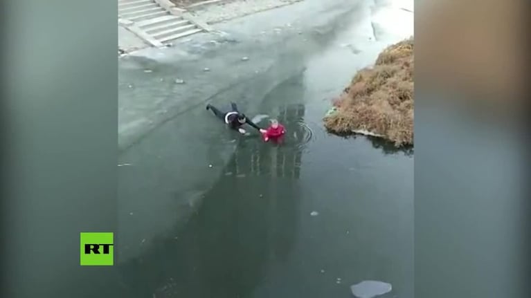 Rescate de una mujer en un río congelado