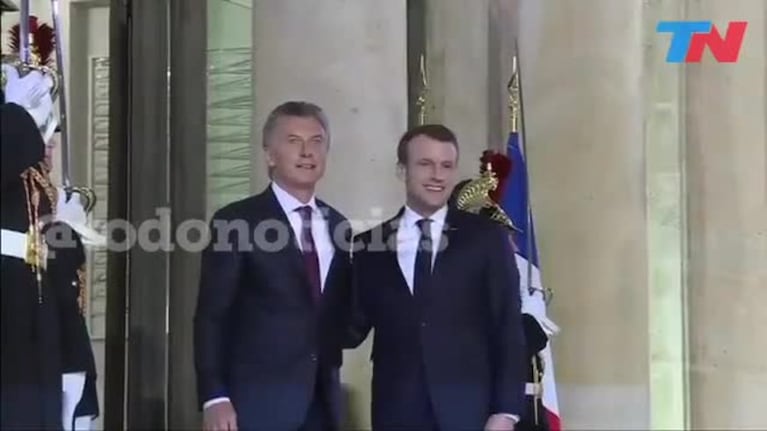 El blooper de Macri cuando Macron lo saludó