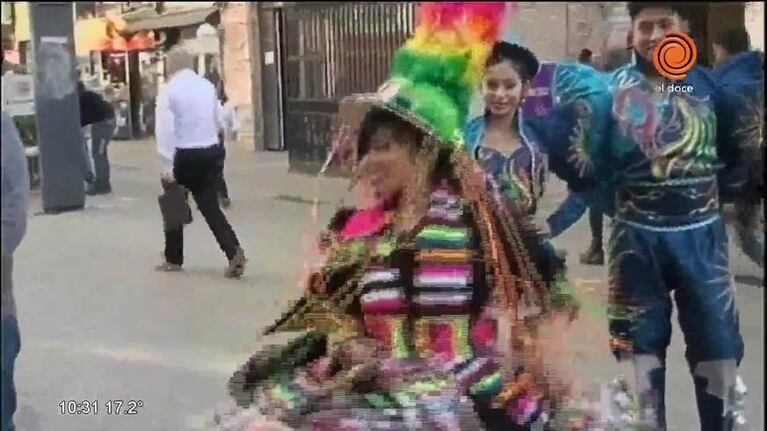 Festejo religioso de comunidad boliviana