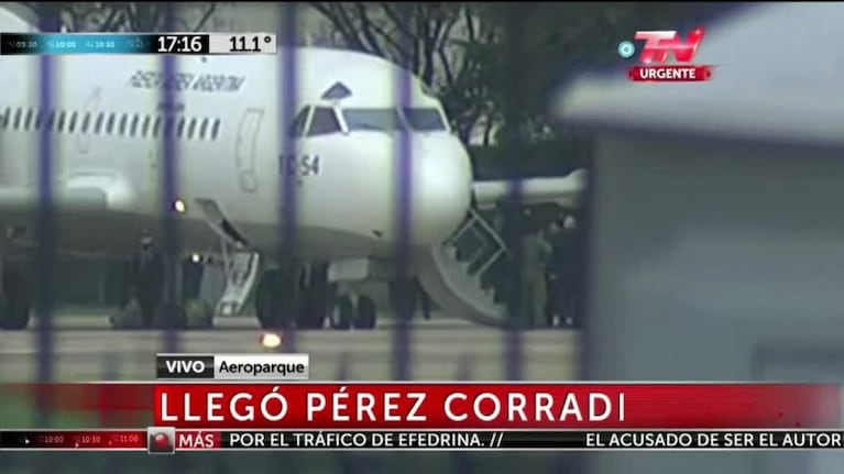 Así bajó del avión Pérez Corradi