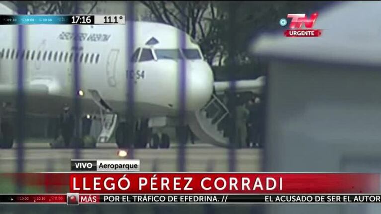 Así bajó del avión Pérez Corradi