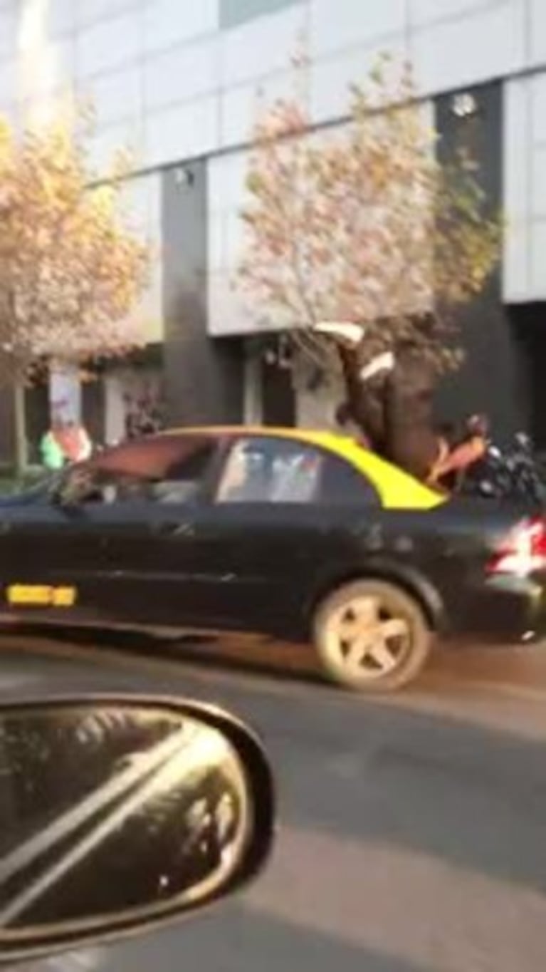 Taxista chileno atropelló a un colombiano
