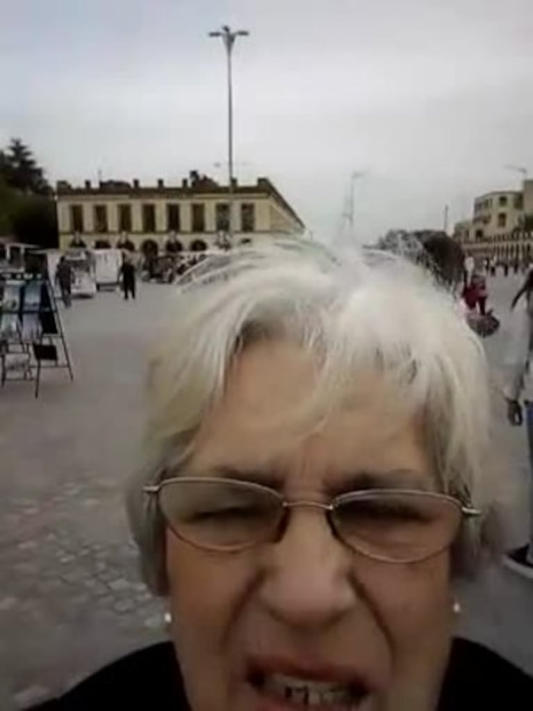 Viral: el intento de dos abuelas para sacar un foto
