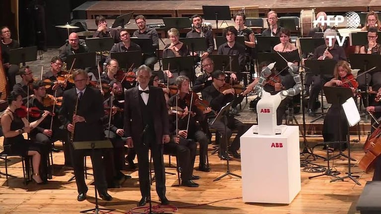 Andrea Bocelli es dirigido por un robot