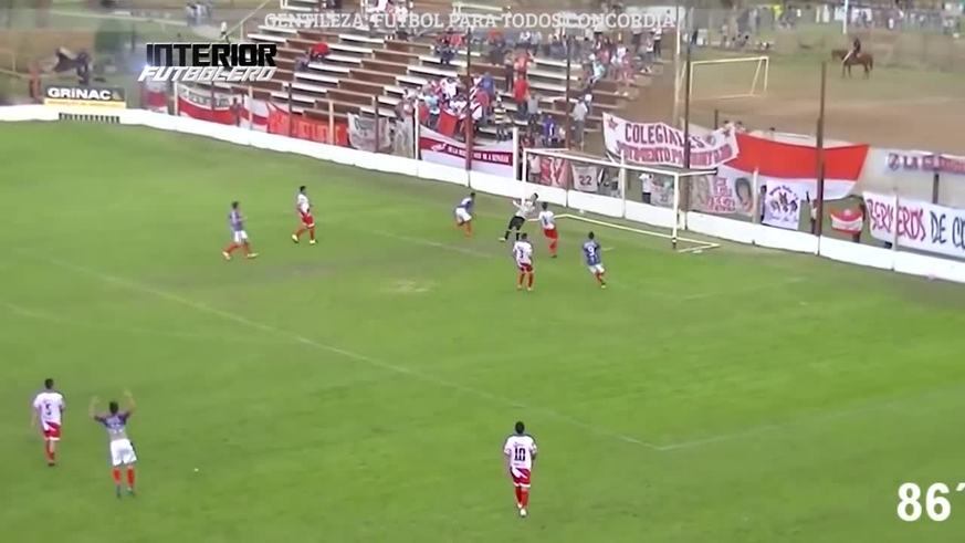 Hizo un gol y le tiraron un termo en la cabeza