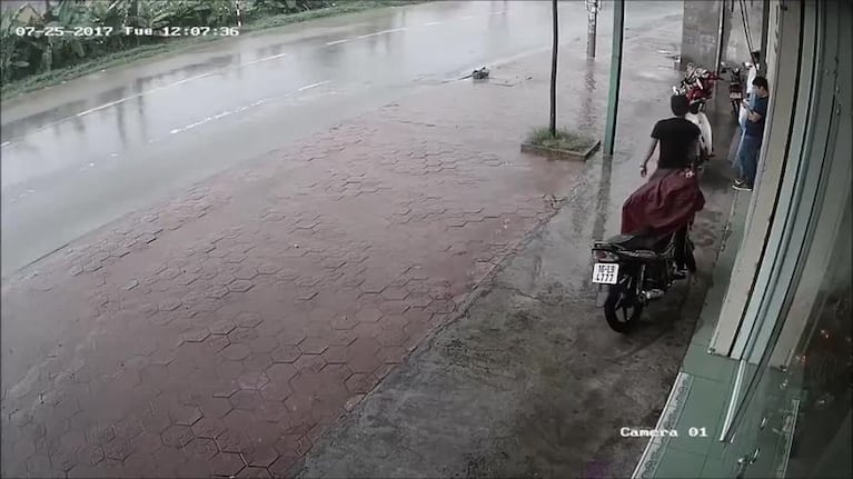 Un auto lo empapó tras orinar en la calle