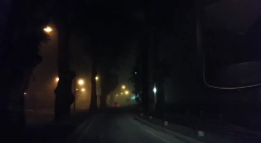 Bancos de niebla y neblina en la ciudad