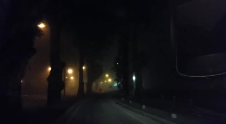 Bancos de niebla y neblina en la ciudad