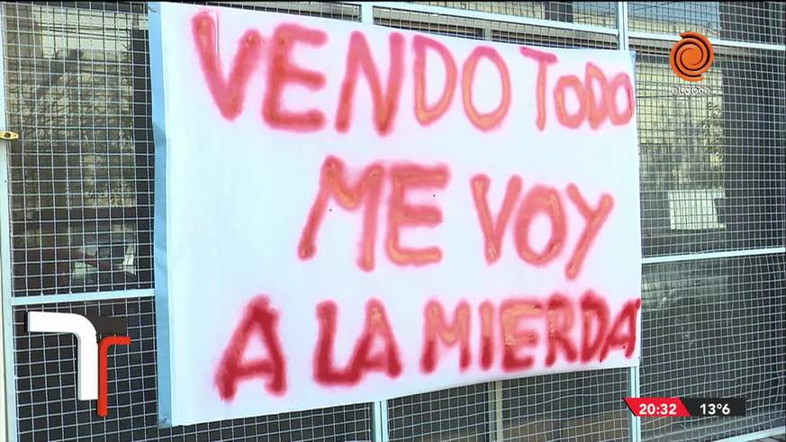 Un cartel llamativo: "Vendo todo, me voy a la m..."