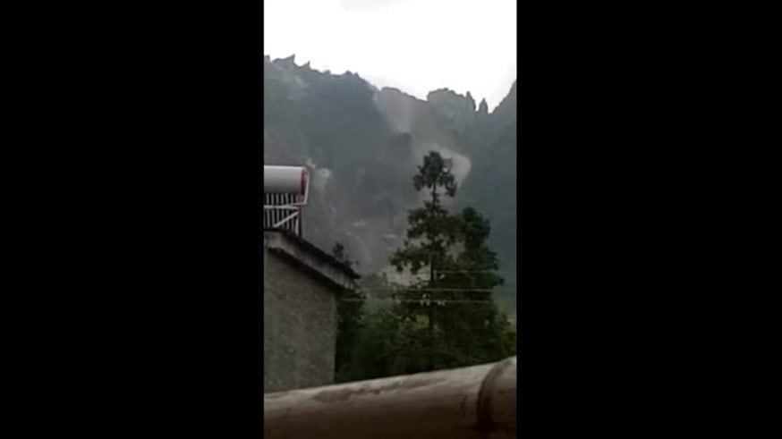 Se desplomó una montaña en China