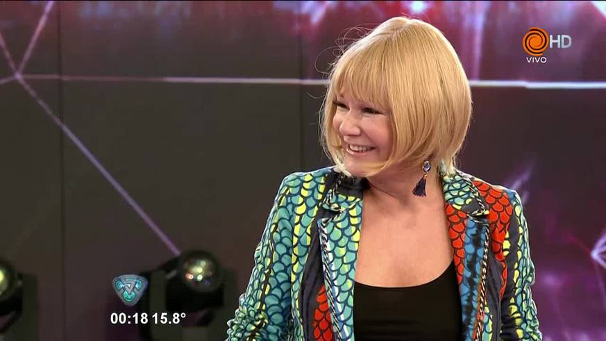 Solita y dos besos desopilantes en el Bailando