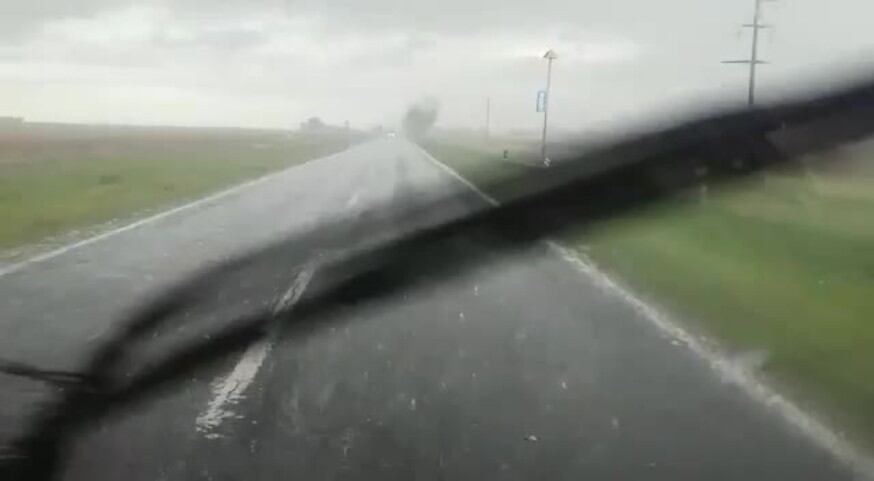 Lo agarró la tormenta de granizo en la ruta 8