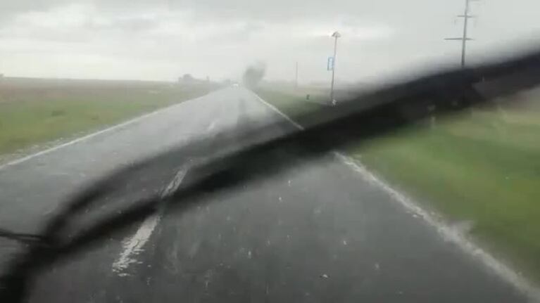 Lo agarró la tormenta de granizo en la ruta 8