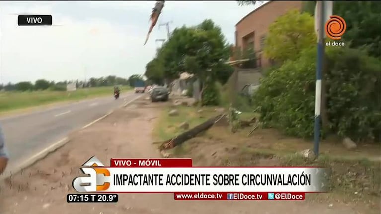 Se salió de la ruta y dio contra un poste 