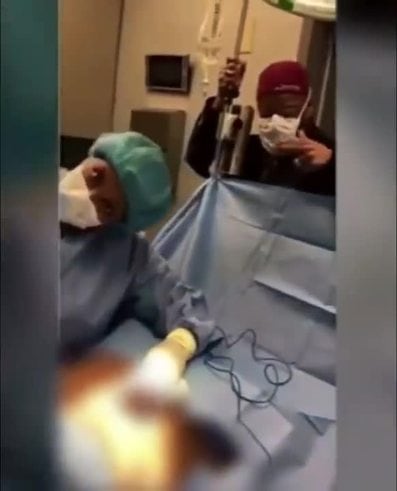 Médica cantaba y bailaba al operar