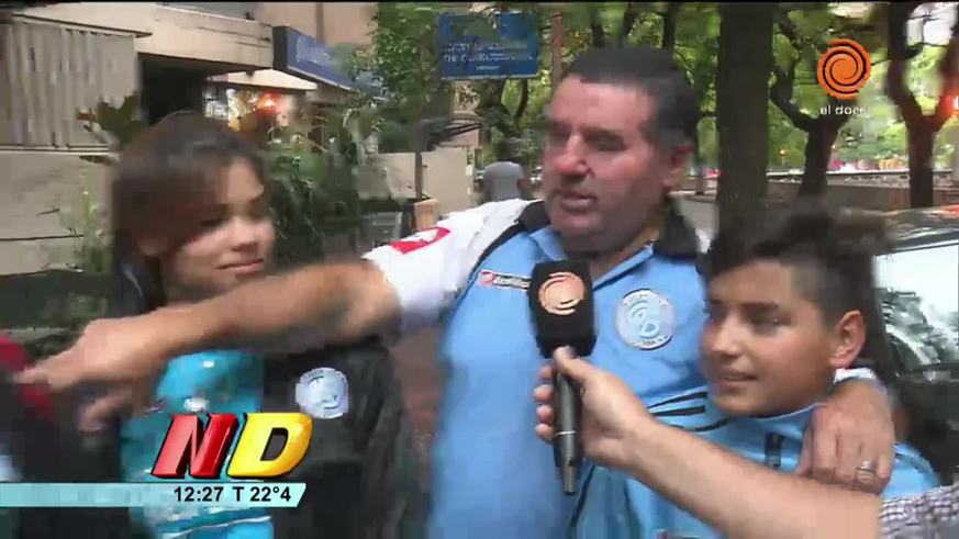 Jugadores e hinchas con la nueva camiseta de Belgrano