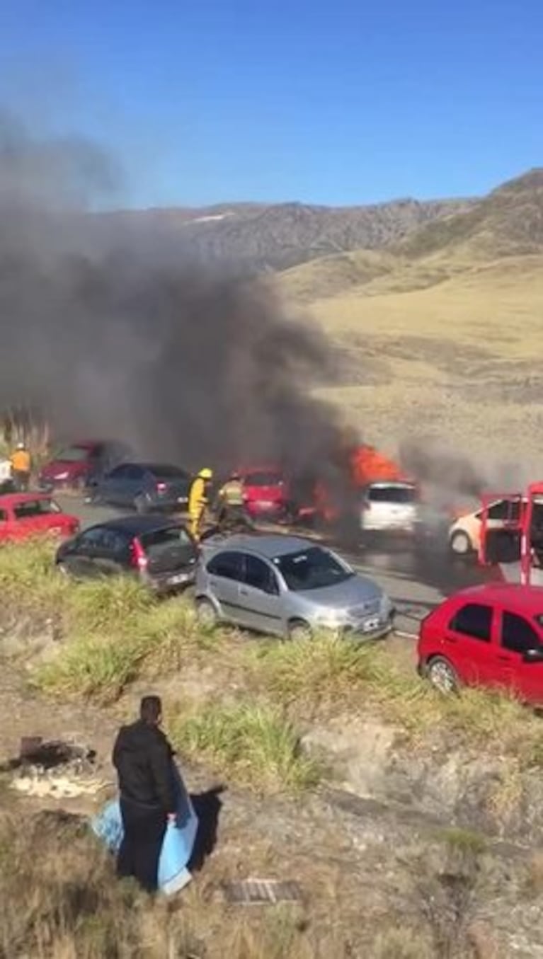 Los autos incendiados en el Rally