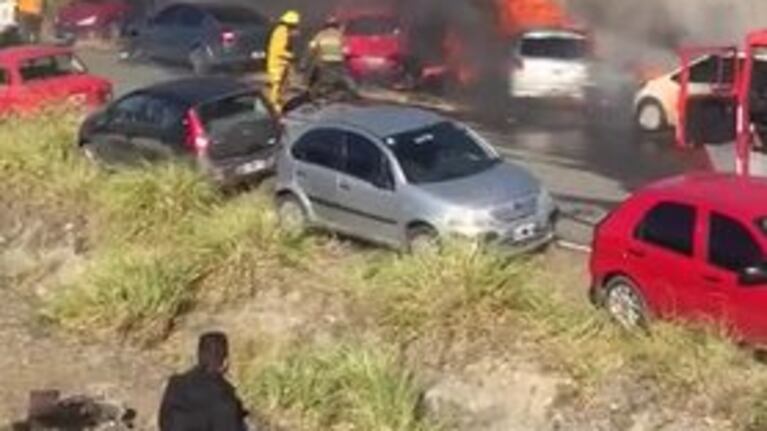 Los autos incendiados en el Rally