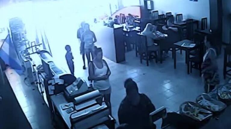 Usaron a un niño para robar y quedaron filmados