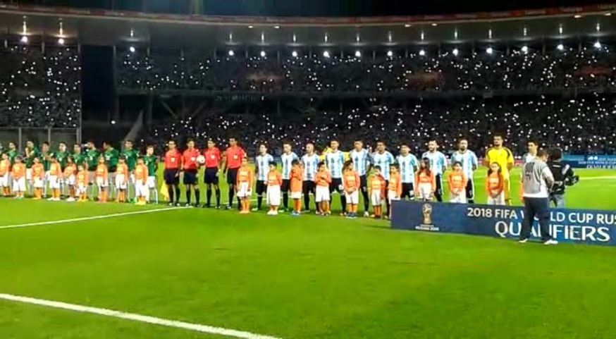 Argentina-Bolivia: el himno desde adentro de la cancha