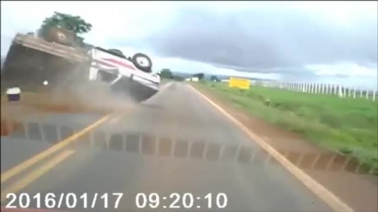Espeluznante accidente: salió volando del auto