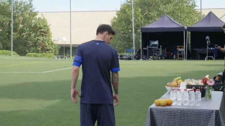 Messi hace jueguitos con una naranja