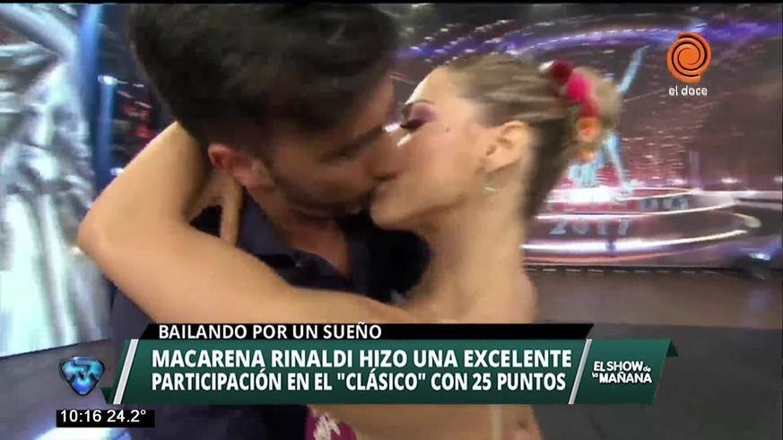 Beso salvaje entre Macarena Rinaldi y Hope