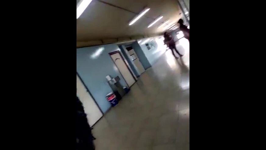 Golpeó a la maestra porque le dijo que su hermano se dormía