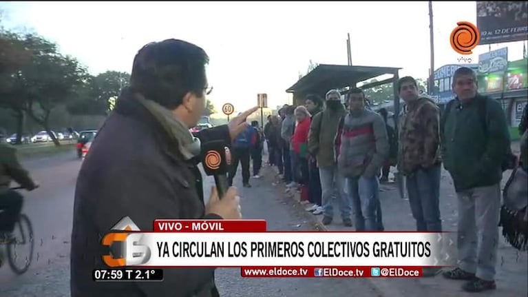 Villa El Libertador: los pasajeros esperan en las paradas