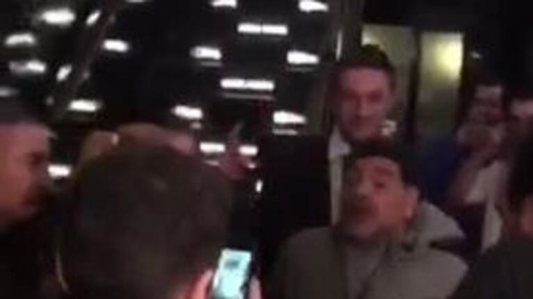 En mal estado, Maradona cantó "vamos a volver"