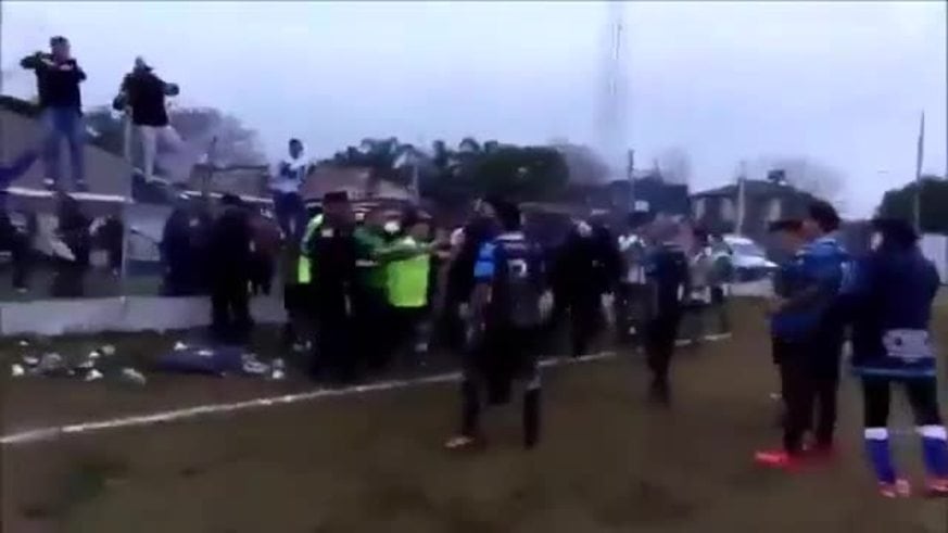 Un hincha musicalizó una pelea entre jugadores