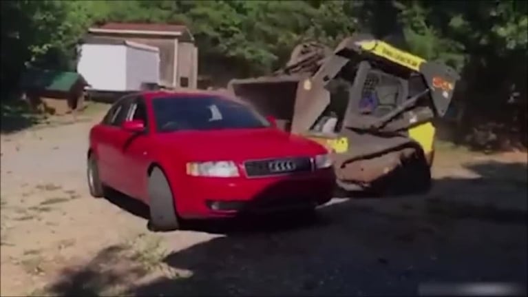 Un padre celoso destruyó el Audi que le regaló a su hija 