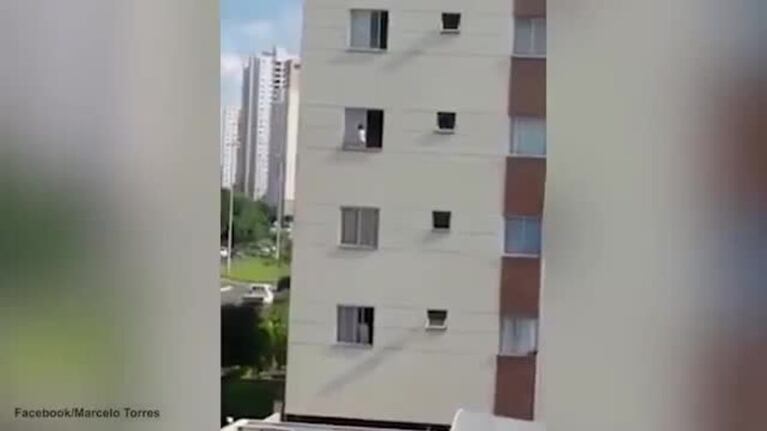 Una beba caminó por la cornisa de un cuarto piso