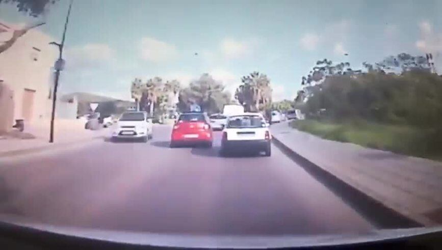 Lo pisó con el auto y se salvó