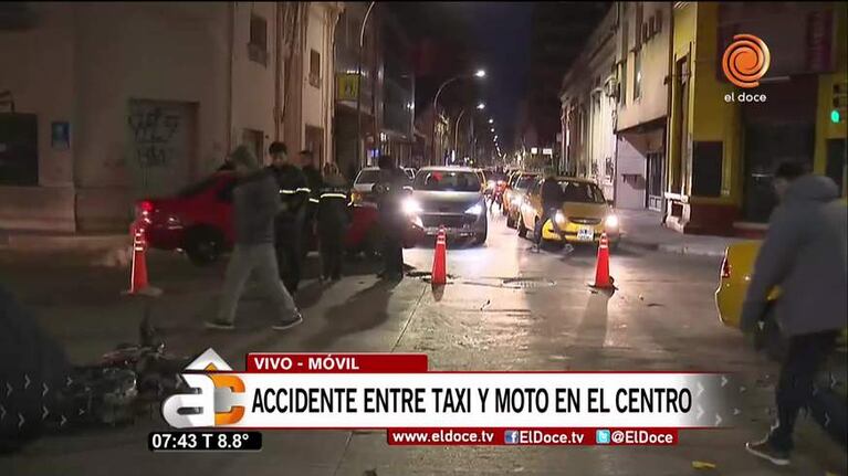 Tránsito cortado por choque entre taxi y moto