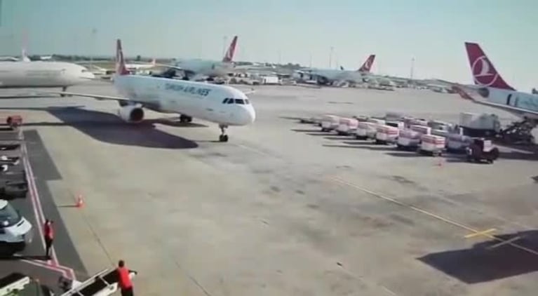 Choque de dos aviones en la pista del aeropuerto  