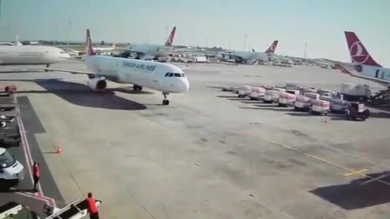 Choque de dos aviones en la pista del aeropuerto