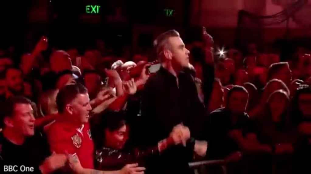 Robbie Williams se limpió las manos tras tocar a sus fans