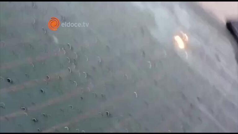 Un policía héroe salvó a una automovilista atrapada en la tormenta