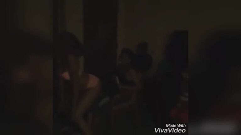 Una stripper le bailó a un menor de edad