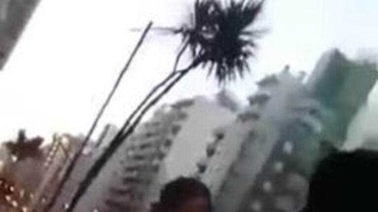 Le dio una paliza y la dejó desnuda en la calle