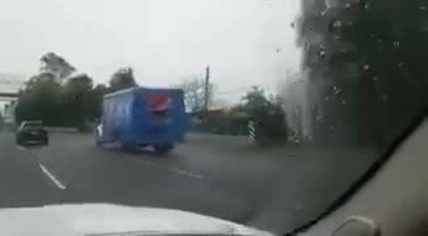 Nene conduciendo a alta velocidad