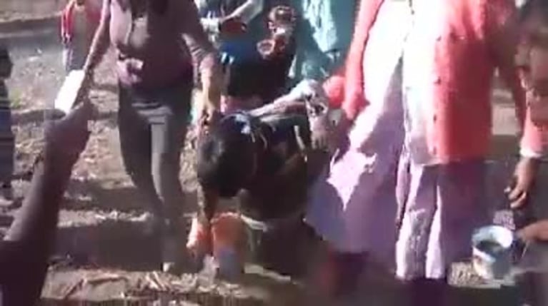 Obligan a los niños a emborracharse en una fiesta tradicional