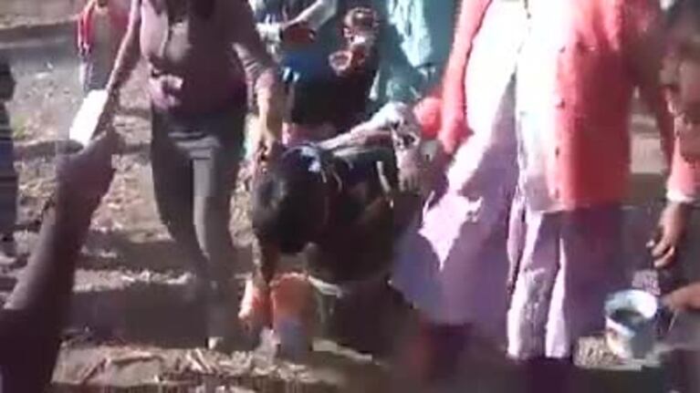 Obligan a los niños a emborracharse en una fiesta tradicional