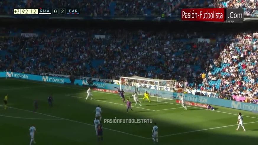 La asistencia de Messi ¡descalzo! para el 3-0