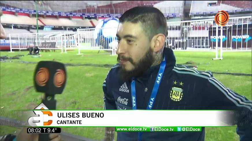 Ulises Bueno con El Doce, después de cantar el himno y conocer a Messi