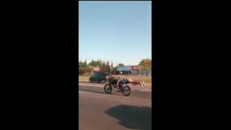 Un moto tonto haciendo una peligrosa pirueta